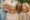Adultos mayores sonriendo al aire libre mostrando una excelente salud bucodental en la tercera edad